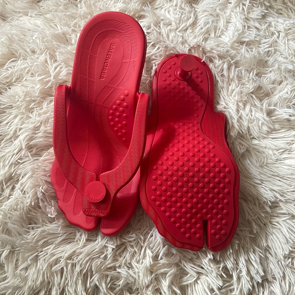 Brand new balenciaga shoe size 7 rounds big so size 8 or 9 can wear it.